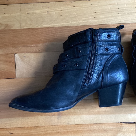 Aldo leather ankle boots, moto style with straps and metal hardware details. - Picture 4 of 8